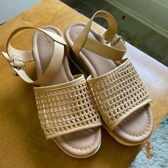 Universal Thread Tan Platform Sandals - Picture 3 of 6